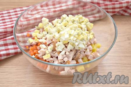 Сюда же выкладываем яйца, нарезанные на небольшие кубики.