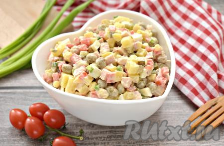 Вкусный, яркий, сытный салат "Столичный", приготовленный с копчёной курицей, подаём к столу в общем салатнике или в порционных креманках.