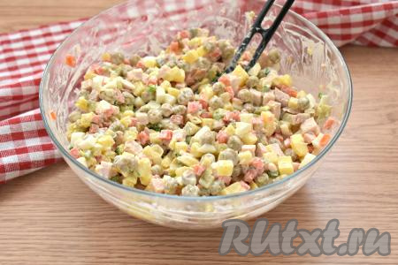 Перемешиваем салат.