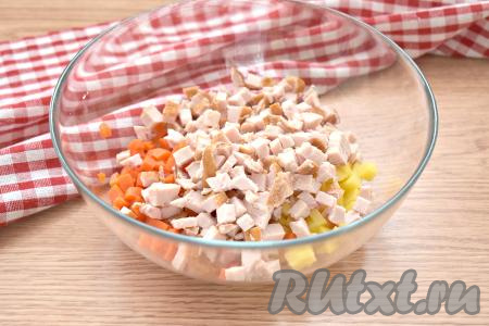 Добавляем в салатник мясо копчёной курицы, тоже нарезанное на небольшие кубики.