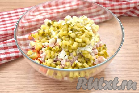 Солёные (или маринованные) огурцы тоже нарезаем на небольшие кубики, добавляем в салатник.