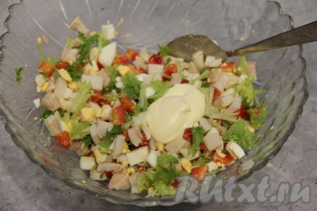 Посолить салат по вкусу и перемешать. Заправить майонезом перед подачей.