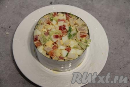 Салат, приготовленный&nbsp;из кальмаров и болгарского перца,&nbsp;можно выложить горкой на тарелку. Я же решила на плоскую тарелку поставить кольцо для формирования салата, выложить в кольцо заправленный салат и утрамбовать. Затем убрать кольцо, украсить и можно подавать блюдо к столу.