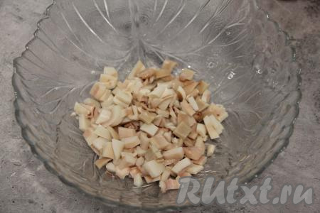 Дать кальмарам остыть. Остывших кальмаров нарезать на квадратики среднего размера и выложить в салатник.