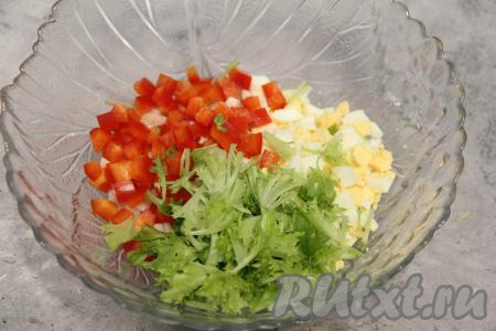 Болгарский перец очистить от семян и плодоножки, промыть водой, немного обсушить, затем нарезать на небольшие кубики, добавить в салат из кальмаров и яиц. Листья салата порвать руками на части и тоже выложить в салатник.&nbsp;