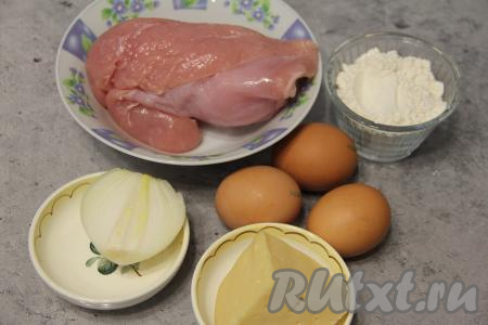 Подготовить продукты для приготовления рубленных котлет из индейки с сыром на сковороде. Лук почистить. Филе индейки вымыть и обсушить.