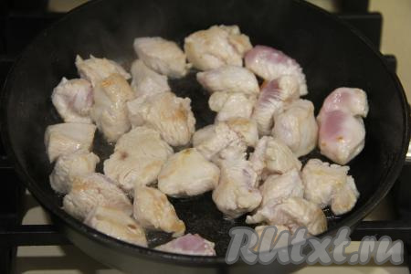 В сковороду влить растительное масло, разогреть, выложить филе индейки, нарезанное на средние кусочки. Обжарить кусочки мяса на среднем огне, периодически перемешивая, до золотистой корочки со всех сторон. Главное, чтобы образовалась корочка на поверхности индейки, а доводить мясо до готовности будем в духовке.