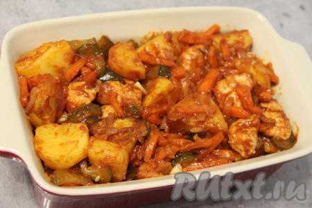 Переложить овощи с индейкой в жаропрочную форму, влить 200 миллилитров воды комнатной температуры. Накрыть форму фольгой и поставить в разогретую духовку. Готовить азу из индейки с картошкой минут 40 при температуре 220 градусов.