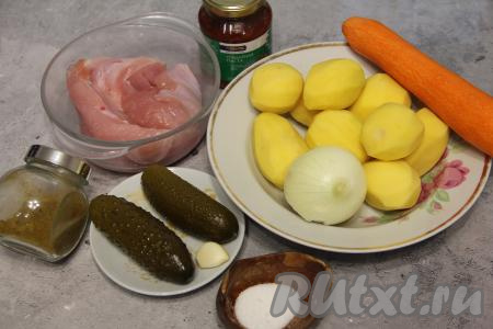 Подготовить продукты для приготовления азу из индейки с картошкой в духовке. Картошку, морковь, чеснок и лук почистить. Картофель, чтобы он не потемнел, нужно поместить в воду. Филе индейки промыть водой, немного обсушить.