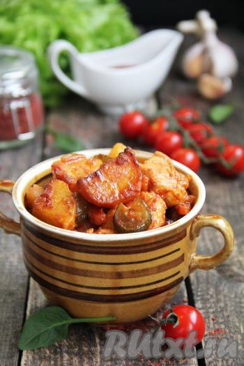 Готовое вкусное, ароматное, сытное азу из индейки разложить по тарелкам и подать в горячем виде к столу.