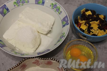 Творог выложить в глубокую миску, всыпать сахар и ванильный сахар.