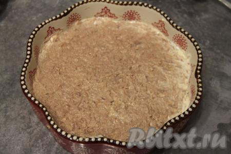 Печень трески достать из масла и размять вилкой. Выложить следующим слоем.