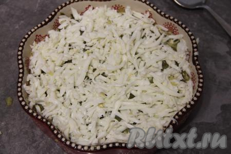 Разделить варёные яйца на белки и желтки. Поверх огурцов распределить яичные белки, натёртые на крупной тёрке.