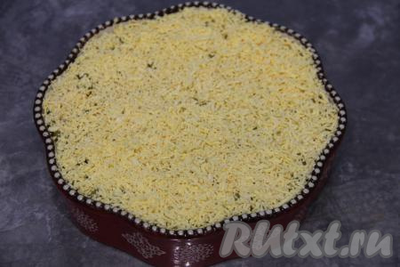 Яичные желтки раскрошить (или натереть на тёрке) и выложить последним слоем. Накрыть салат "Северное сияние" плёнкой и поставить в холодильник на пару часов, чтобы он как следует пропитался.