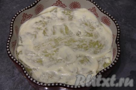 Смазать слой картофеля майонезом.