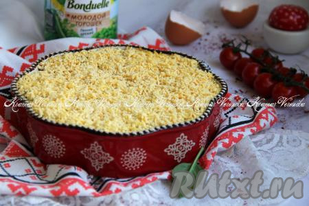 Красивый, вкусный и нежный салат "Северное сияние", приготовленный с печенью трески, можно подавать к столу.