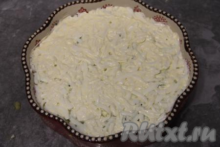 Смазать слой белков майонезом.