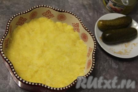 Почистить картошины, натереть на крупной тёрке и выложить в салатник первым слоем, слегка посолить.