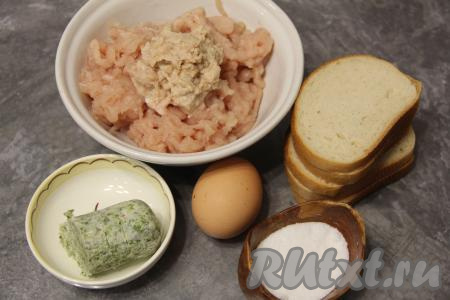 Пропустить через мясорубку размягчённый батон, добавить его к фаршу, посолить по вкусу.