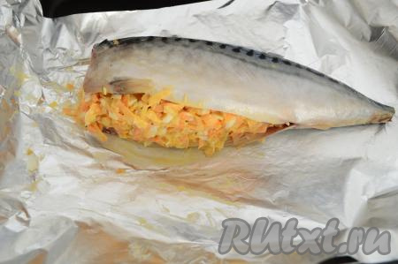 В подходящую форму для запекания выложить фольгу. Подготовленную скумбрию переложить на фольгу, наполнить брюшко рыбы смесью из овощей и яйца, слегка утрамбовывая начинку.