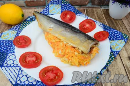 Готовую фаршированную скумбрию достать из духовки, развернуть фольгу, переложить рыбу на тарелку и горячей или тёплой подать к столу. Такую рыбку можно кушать без гарнира вместе с начинкой, с которой она запекалась, ну и с кусочком хлебушка. 