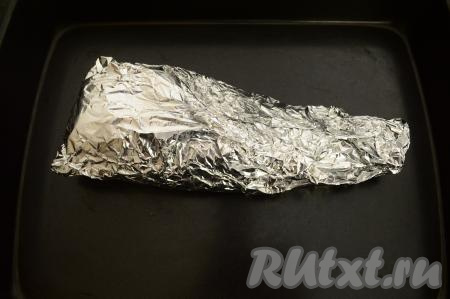 Завернуть рыбку в фольгу и отправить запекаться в разогретую до 180 градусов духовку на 40 минут.