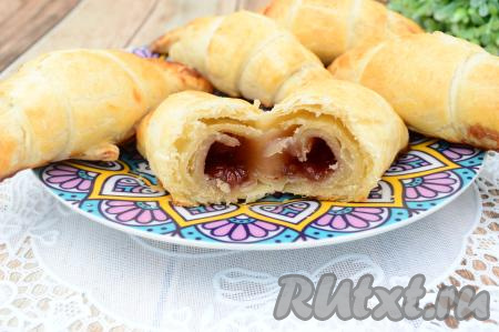 А вот как выглядит рогалик с малиновой начинкой в разрезе. Угощайтесь!