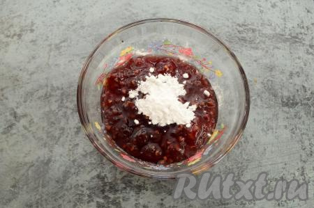 В качестве начинки для рогаликов можно взять варенье любой густоты. Я взяла малиновое варенье средней густоты. Если варенье недостаточно густое, тогда в него нужно добавить крахмал, который загустит варенье и оно не будет вытекать из рогаликов в процессе выпечки. Я в варенье добавила 0,5 чайной ложки крахмала, этого оказалось вполне достаточно. В жидкое варенье можно добавить 1 чайную ложку крахмала. Соединить крахмал и варенье, перемешать до однородности.