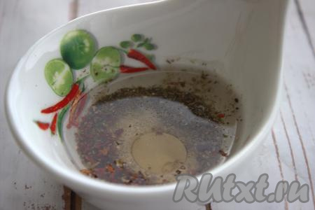 Для приготовления заправки для салата необходимо в небольшую миску влить оливковое масло и добавить любимые специи (я использовала смесь перцев), тщательно перемешать.