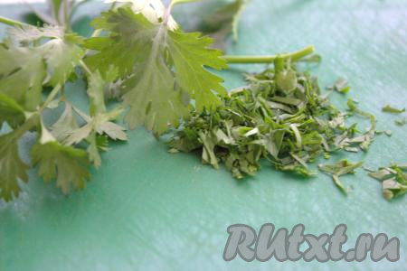 Небольшой пучок зелени (у меня - петрушка) вымыть, обсушить и мелко порубить.
