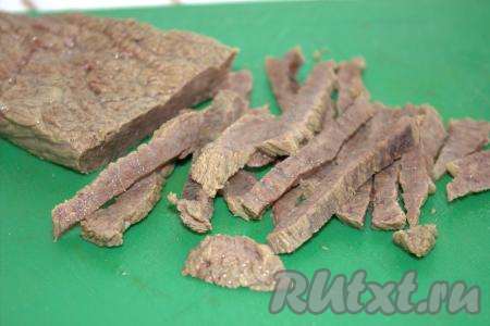 Мякоть говядины вымыть, если необходимо очистить от плёнки, поместить в кастрюлю с кипящей водой. После повторного закипания снять аккуратно пену, уменьшить огонь, посолить, добавить лавровый лист. Варить говядину 1-1,5 часа до готовности (время варки зависит от качества мяса). Готовую говядину полностью охладить и нарезать на тонкие полоски.