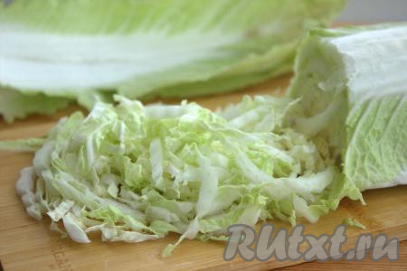 С пекинской капусты снять повреждённые листья. Нарезать капусту на достаточно тонкие полоски.