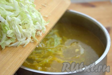 ​​​​​​​​Когда картофель станет достаточно мягким, выложить в кастрюлю обжаренную морковку, лавровый лист, несколько веточек укропа, пекинскую капусту, дать куриному суп закипеть, а затем варить на небольшом огне минут 7 (пекинская капуста должна стать в меру мягкой, но она не должна перевариться).