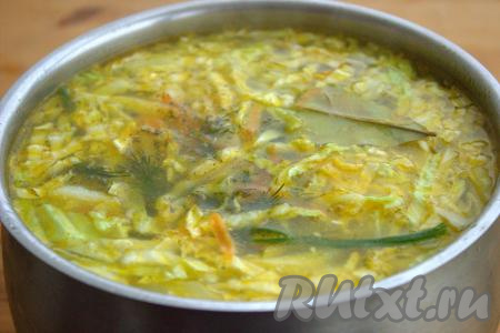 Затем попробовать куриный суп с пекинской капустой на вкус, если нужно, досолить, добавить специи. Достать из&nbsp; супа репчатый лук и веточки укропа (они нам больше не понадобятся), хотя, конечно укроп, по желанию, можно и оставить. Проварить суп на медленном огне ещё 2 минуты, затем убрать с огня и оставить настояться по крышкой в течение 5-10 минут.