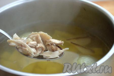 Остывшее куриное мясо отделить от костей и добавить в кастрюлю с картофелем, отваренным до полуготовности, варить минут 5.