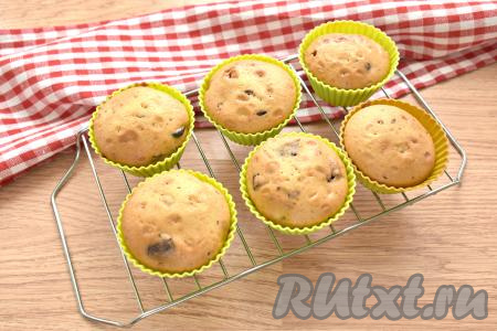 Ставим формочки на противень и отправляем в заранее разогретую до 180 градусов духовку на 30-35 минут. Готовность кексов можно проверить сухой деревянной палочкой: опускаем палочку в центр кекса и достаём, если палочка осталась сухой, на ней нет следов теста, значит кексы готовы.