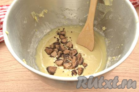 Добавляем кусочки шоколада.