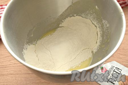 В получившуюся смесь всыпаем разрыхлитель, частями добавляем муку, перемешивая тесто миксером.
