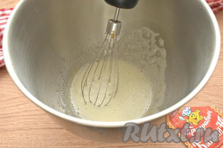 Сливочное масло растопить (например, в микроволновке) и дать ему остыть до комнатной температуры. Молоко подогреть, оно должно стать комнатной температуры. В миску разбиваем куриные яйца, всыпаем сахар и ванилин, взбиваем миксером в течение 2-3 минут.