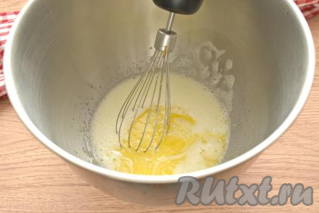 В получившуюся яичную смесь вливаем молоко комнатной температуры и растопленное сливочное масло комнатной температуры, взбиваем миксером в течение 1 минуты.