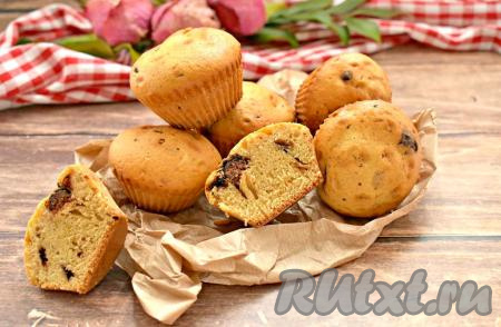 Достаём выпечку из духовки, даём ей остыть и вынимаем из формочек. Вкусные, ароматные, мягкие кексы, приготовленные на молоке с добавлением кусочков шоколада, станут приятным дополнением к чашечке чая или кофе.