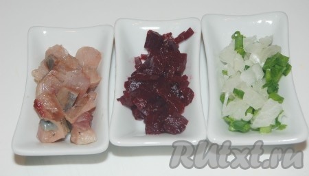 Приготовить для салата нарезанные кубиками сельдь, репчатый лук с зеленым и  маринованную свеклу.