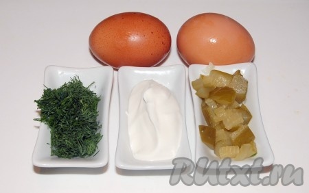 Затем нарезать огурцы мелкими кубиками, яйца можно покрошить с помощью вилки, укроп мелко нарезать. Достать сметану.