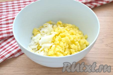 Очищаем картошку и лук. Картошку нарезаем на маленькие кубики, лук - на мелкие кусочки и перекладываем в миску с нарезанной курицей.