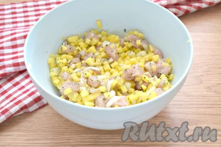 Хорошо перемешиваем картошку с курицей и луком.
