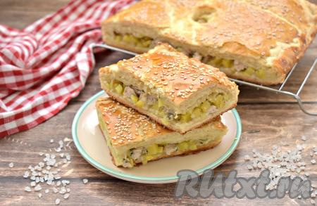 Пирог, испечённый из слоёного дрожжевого теста с начинкой из картошки и курицы, получился вкусным, сытным и сочным. Остужаем его немного, разрезаем на порции и угощаемся.