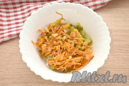 Сюда же выкладываем обжаренные морковку с луком.