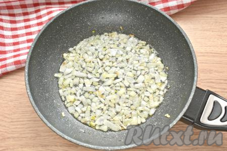 Заранее отвариваем куриное филе (у меня на варку ушло 30 минут после закипания воды), даём ему остыть. Зелёный лук промываем водой. Очищаем репчатый лук, нарезаем его на средние кусочки. На сковороду вливаем растительное масло и прогреваем его. Перекладываем на сковороду нарезанный лук и, периодически перемешивая, обжариваем его минуты 3 (до мягкости) на среднем огне.