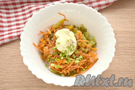 Зелёный лук мелко нарезаем, добавляем в салат, перчим, немного солим и заправляем майонезом, перемешиваем.