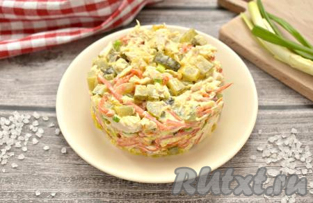 Салат "Обжорка", приготовленный с курицей и солёными огурцами, можно подать в общем салатнике. Можно использовать для подачи порционные креманки или оформить салат с помощью сервировочного кольца. Блюдо получается вкусным, сытным и сочным, всем советую приготовить!